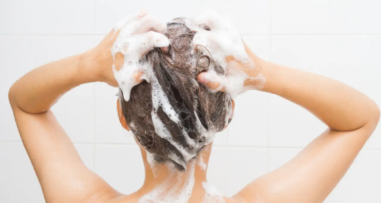 Come eliminare la forfora secca o grassa per sempre? Lo shampoo naturale che puoi fare in casa