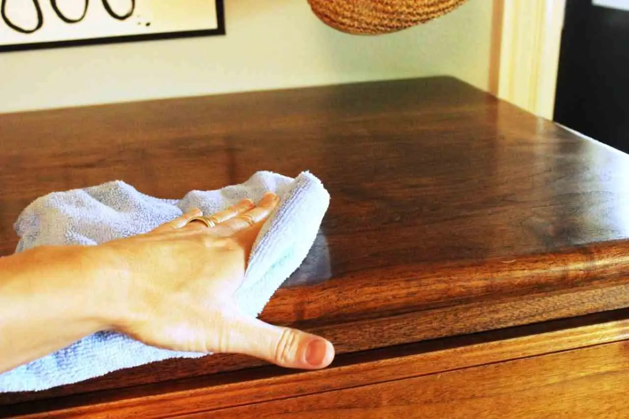 Come pulire i mobili laccati senza rovinarli