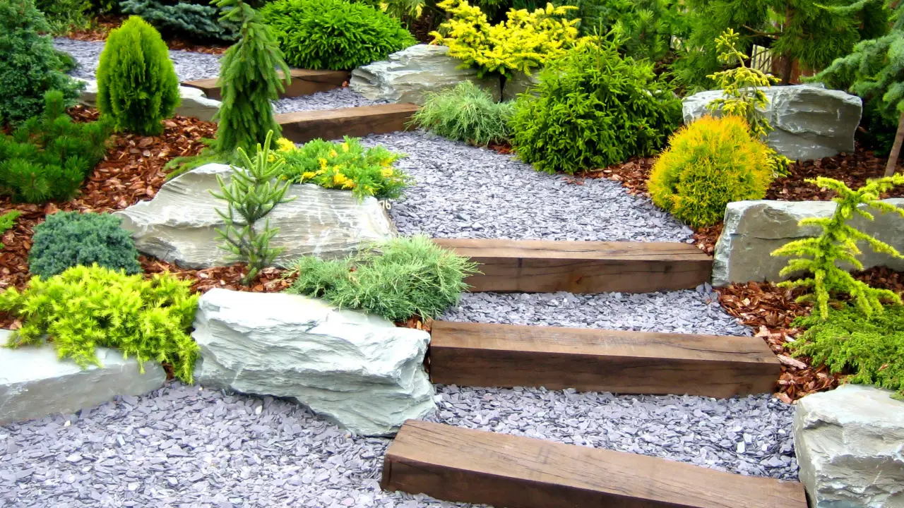 Come si fa a creare un sentiero in giardino? Le idee con sassi, legno o ghiaia