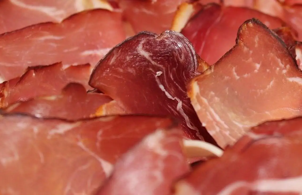 Mangi prosciutto cotto o crudo pensando sia più sano? Ecco la verità sorprendente sulla loro lavorazione
