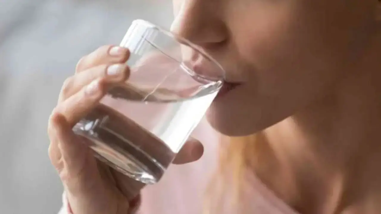 Pancia sempre gonfia dopo i pasti, perché? L’errore comune che fai quando bevi l’acqua a tavola